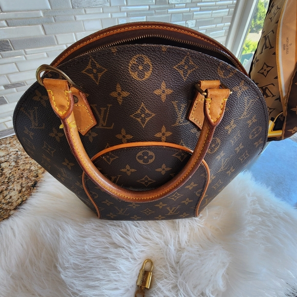 Louis Vuitton Ellipse MM Monogrammed Bag - Picture 6 of 13
